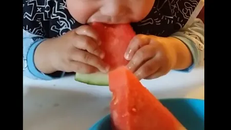 Cel mai DRĂGUŢ COPIL al verii. Reacţia unui BEBELUŞ atunci când mănâncă pepene pentru prima oară VIDEO