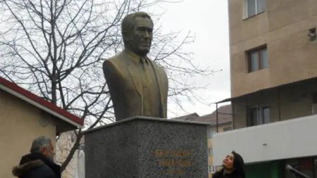 Doi tineri nu au mai putut rezista tentaţiei: Sex în public, lângă statuia lui Sergiu Nicolaescu din Tg. Jiu