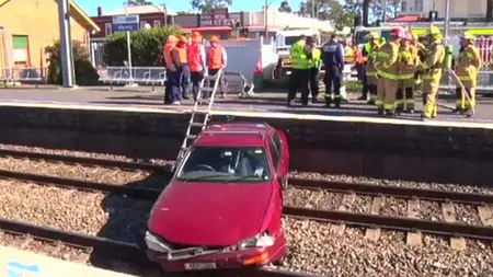 Accident SPECTACULOS: A încurcat frâna cu acceleraţia şi a ajuns pe calea ferată VIDEO