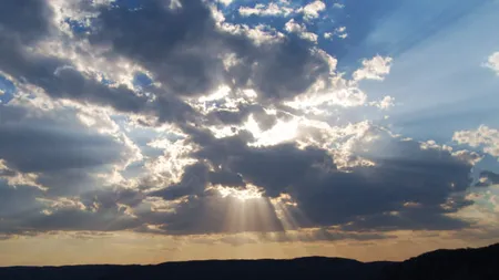 PROGNOZA METEO pe trei zile. Sunt aşteptate temperaturi de 35 de grade, însă ploile nu se opresc