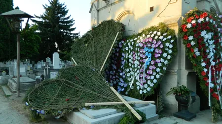 Coroanele funerare de peste doi metri ale romilor au distrus un cimitir din Timişoara FOTO