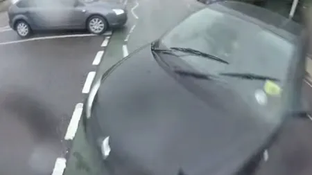 MOMENT INCREDIBIL: Un biciclist ATERIZEAZĂ în PICIOARE după ce este lovit FRONTAL de o MAŞINĂ VIDEO