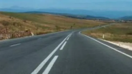 DRUM JUDEŢEAN ÎNCHIS după ce un pod care îl traversa s-a prăbuşit din cauza viiturii