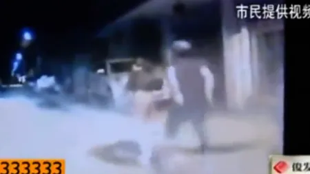 IMAGINI ŞOCANTE surprinse de o cameră video. Turbată de furie, o femeie ÎI DĂ FOC AMANTEI soţului