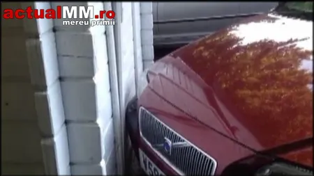 Scene incredibile în Baia Mare: Două vânzătoare, blocate mai bine de o oră într-o tonetă de un şofer FOTO