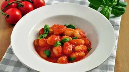 REŢETA ZILEI: Gnocchi în sos tomat