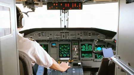 Incident la bordul unui avion. Ce au făcut doi piloţi în timpul zborului