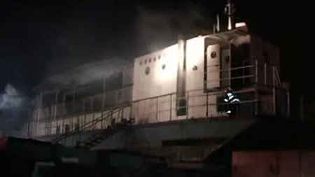 Incendiu în Portul Tulcea. Nava-restaurant a lui Nicolae Ceauşescu, cuprinsă de flăcări