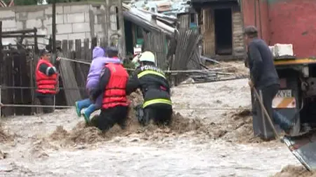 Dezastru după VIITURILE care au lovit România: Trei MORŢI, doi DISPĂRUŢI după INUNDAŢII