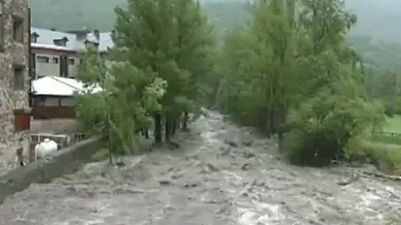 Viitură şi în Vâlcea: Râul Luncavăţ a ieşit din matcă şi a distrus 200 de locuinţe VIDEO