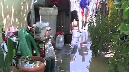 ​Inundaţiile fac prăpăd în judeţul Olt. În localitatea Corbu mai multe familii au rămas sub cerul liber VIDEO