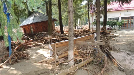 Dezastrul lăsat de viitura la Novaci: Drumurile sunt pline de nămol şi lemne GALERIE FOTO