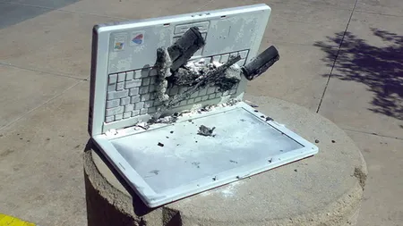 INCREDIBIL, dar adevărat. Bateria dintr-un laptop a explodat, rănind o femeie