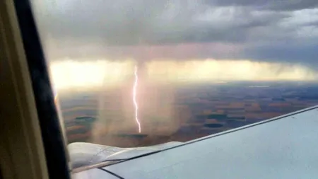 FOTOGRAFIA ANULUI: Momentul în care un fulger de la 10.000 de metri loveşte solul