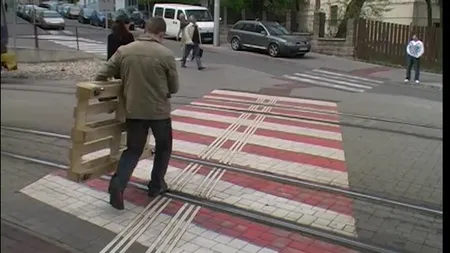 Aşa ceva nu ai văzut NICIODATĂ. Un bărbat foloseşte un PALET de LEMN pentru a se da pe şinele de tramvai VIDEO