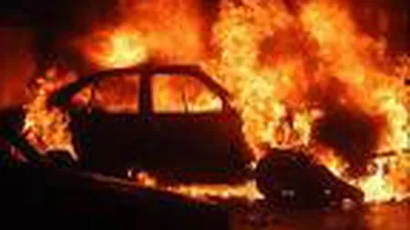 Un bărbat şi-a incendiat maşina după ce a fost prins că facea trafic de ţigări