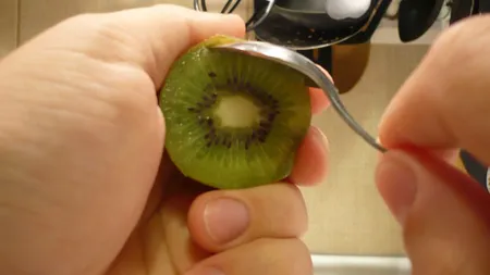 Cum se curăţă un kiwi în câteva secunde TUTORIAL VIDEO