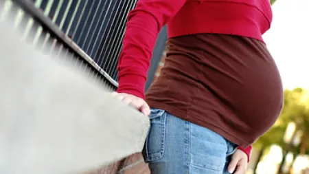 INCREDIBIL. O fată de 13 ani a NĂSCUT chiar în ziua în care a aflat că e ÎNSĂRCINATĂ