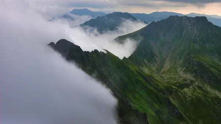 Un turist a murit după ce a căzut într-o prăpastie, în Munţii Făgăraş