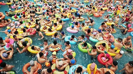 Cea mai aglomerată piscină. Înotul aici este imposibil GALERIE FOTO