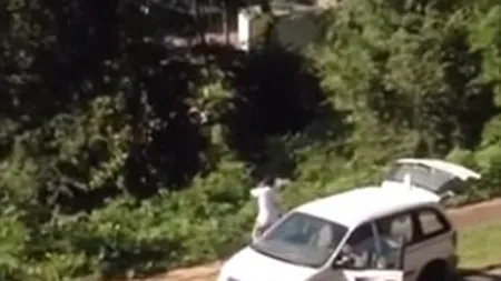 Gestul de LEHAMITE al unui curier american: Vezi ce a făcut cu coletele clienţilor VIDEO