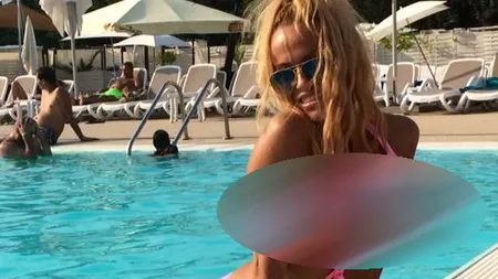 Anda Adam, PERVERSĂ la piscină într-un costum de baie SUPER HOT. Imaginea este parcă desprinsă din filmele XXX