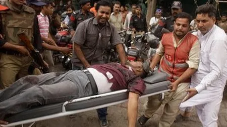 Pakistanul arhaic: UCISE de mulţime pentru că au postat un mesaj pe Facebook