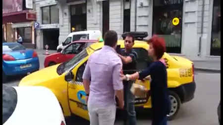 Taximetrist BĂTUT şi ÎNJURAT pentru o GREŞEALĂ în TRAFIC. Întreg incidentul a fost filmat VIDEO