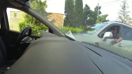 SCANDALOS. Un individ vandalizează maşini într-o parcare din Sibiu VIDEO