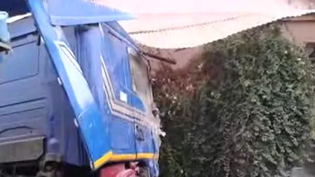 Casă DISTRUSĂ după ce un tir a intrat în ea VIDEO