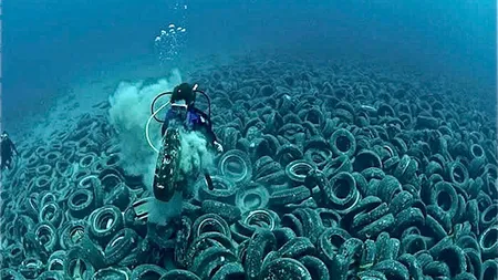 Mici fragmente de plastic ar polua 88% din suprafaţa oceanelor