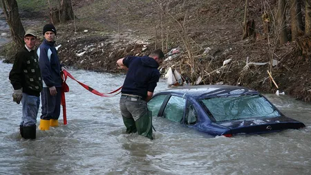 Salvamontiştii au salvat 17 persoane dintre ape. O persoană a murit, alte trei sunt dispărute