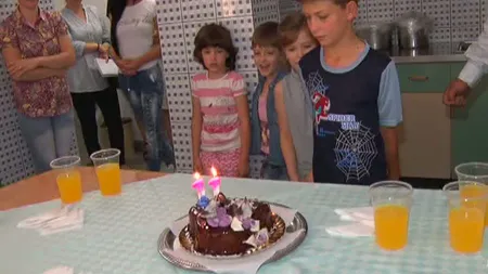 Andrei, băiatul care trăieşte SINGUR în pădure, şi-a serbat pentru PRIMA DATĂ ziua de naştere VIDEO