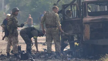 BOMBARDAMENTE în centrul oraşului Doneţk. Trei persoane au murit. O şcoală, în flăcări