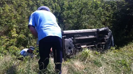 Accident grav: Un Logan s-a răsturnat în şanţ, a fost nevoie de descarcerare