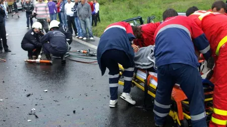 Accident grav în Caransebeş. O maşină a intrat în plin într-un TIR. Trei persoane, rănite grav