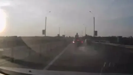 Cascador fără voie: Un motociclist loveşte o maşină şi aterizează în picioare pe plafonul acesteia VIDEO