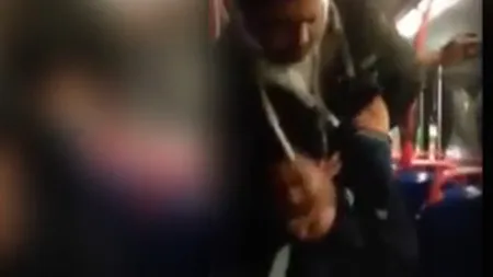 RASISM dus la extreme. Un bărbat de culoare, ÎNJURAT şi luat la BĂTAIE de un pasager, într-un autobuz VIDEO