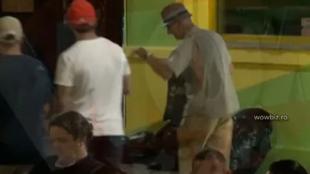 Un bătrân simpatic, noua atracţie din centrul Capitalei. Dansează pe muzică electro pentru câţiva bănuţi