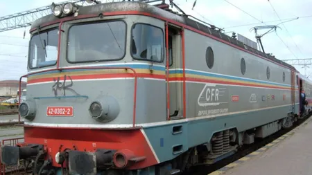 Două trenuri blocate în câmp, după ce mai mulţi copaci au căzut pe calea ferată. Sute de pasageri, blocaţi