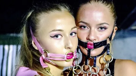 Prezentare de modă ŞOCANTĂ. Modele de 16 ani, cu căluș LA GURĂ şi cătuşe