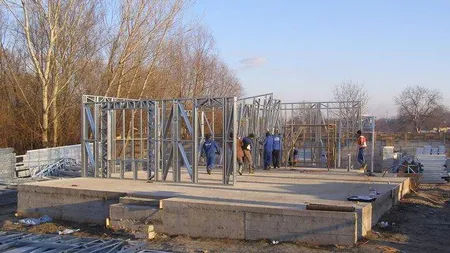 Casă nouă cu 300 de euro metrul pătrat. Cum se face şi cât durează construcţia casei pe structură metalică