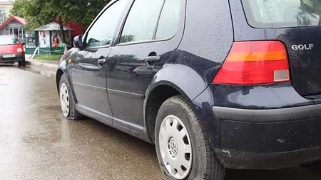 Teroare în Iaşi. Zeci de şoferi s-au trezit cu roţile maşinilor tăiate