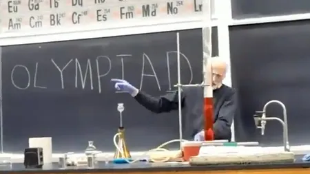 Cel mai tare PROFESOR de CHIMIE din LUME. EXPERIMENTELE sale fac elevii să nu rateze nicio oră VIDEO