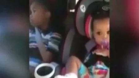 Reacţia HILARĂ a unui copil când află că mama sa este însărcinată din nou VIDEO