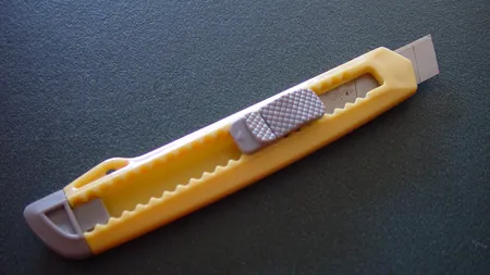 Tânără tăiată cu CUTTER-ul de fostul iubit, într-un exces de GELOZIE