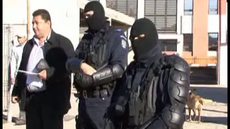 Descinderi cu mascaţi la mai mulţi traficanţi de droguri şi proxeneţi din Constanţa