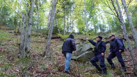 SALVAT de jandarmii montani, după ce a fost lovit de un BOLOVAN desprins din munte