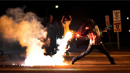 Statele Unite: Răspunsul POLIŢIEI la protestele afroamericane din Ferguson a fost DISPROPORŢIONAT