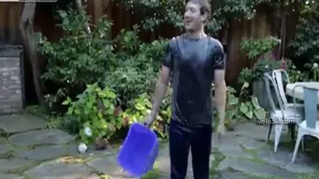 Mark Zuckerberg, într-o ipostază inedită. Şi-a turnat o găleată cu gheaţă în cap VIDEO